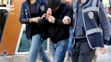 土耳其逮捕了102名指控与居伦运动有关系的人员        