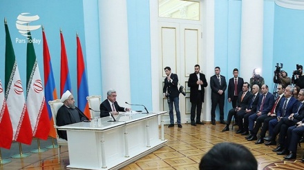 O presidente do Irã foi recebido por seu homólogo arménio em Ierevan 
