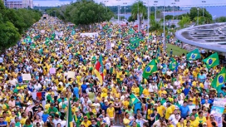 Manifestantes em Manaus saem às ruas em defesa de procuradores da Lava Jato