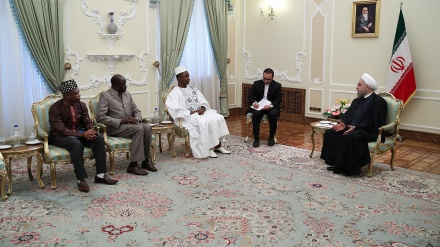 イラン大統領、｢各国との友好関係の拡大に努力」