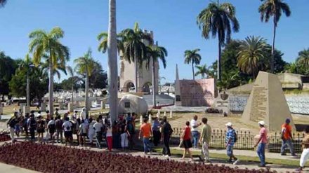 Decenas de personas acuden a monumento a Fidel Castro 