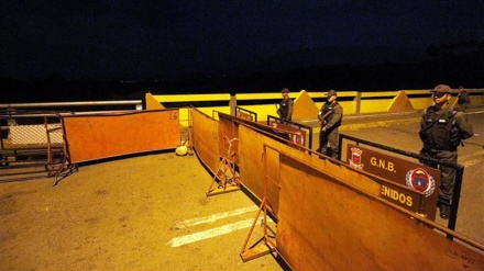 Venezuela closes border with Colombia over currency smuggling