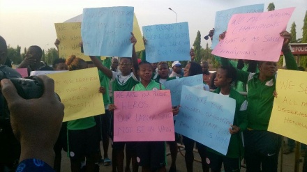 'Yan Super Falcons Na Nijeriya Sun Yi Zanga-Zanga A Gaban Majalisar Dokoki Saboda Kin Biyansu Albashinsu