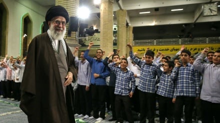 Líder Supremo em uma reunião com alunos do ensino médio