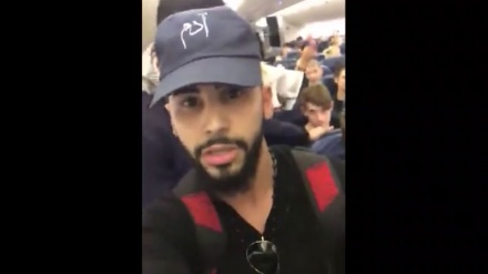 Америка самолётидан икки мусалмон саёҳатчи ҳайдаб чиқарилди. (ВИДЕО)  