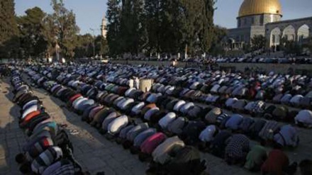 Mescidi Aksa'da onbinler engellemelere rağmen namaz kıldı  