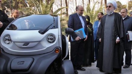 Iran: lotta allo smog, Rohani al volante di automobile elettrica (VIDEO)