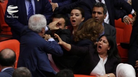 Türkiye meclisi yeniden kavgaya sahne oldu 