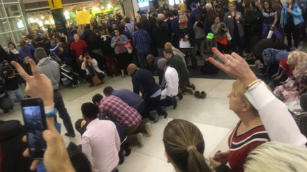 アメリカ・デンバー国際空港で、イスラム教徒を支持する人々の輪が作られる