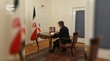 La Embajada de Irán en España abre un libro en memoria del Ayatolá Rafsanyani