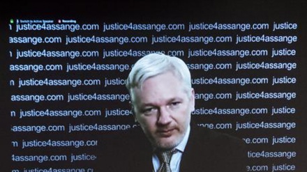 Assange promette di consegnarsi agli Usa