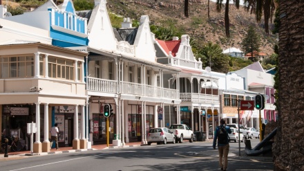 Wasu Mutane Sun Keta Alfarmar Masalalcin Simons Town A Afirka Ta Kudu