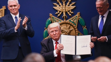 トランプ氏が、7カ国の移民入国制限に関する大統領令に署名