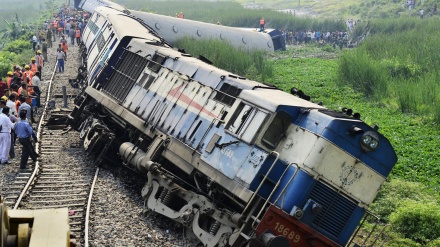 Índia: Descarrilamento de trem faz 36 mortos e 100 feridos