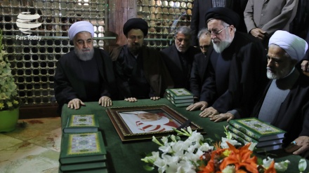 Rouhani Berziarah ke Makam Ayatullah Hashemi Rafsanjani