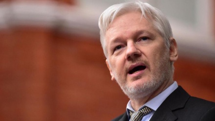 Wikileaks, Assange rispetterà la promessa: Sì a estradizione in Usa