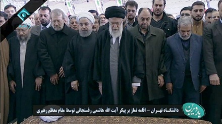 اقامه نماز  رهبر معظم انقلاب اسلامی بر پیکر آیت الله هاشمی رفسنجانی