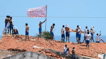 Presos ocupam telhado de prisão no Rio Grande do Norte