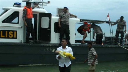 Boat carrying Indonesian refugees sinks off Malaysia, 10 killed