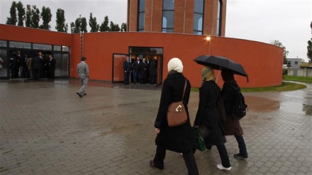 Austria mulls headscarf ban for public employees