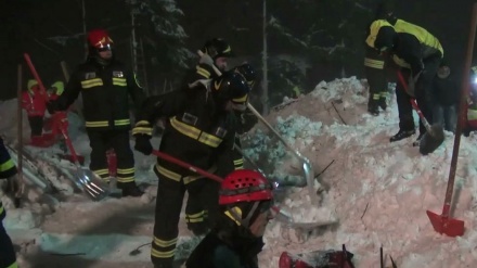 Itália: Bombeiros encontram sexta vítima de avalanche 