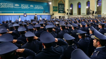 最高指導者、「イラン国民は、革命記念日の行進でトランプ大統領に回答する」