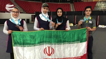 İran cumhurbaşkanı ödül kazanan İranlı okçuları kutladı 