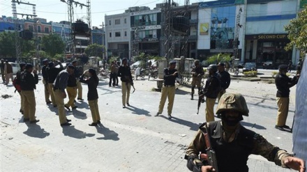 Pakistan: scontri violenti tra manifestanti e polizia a Lahore