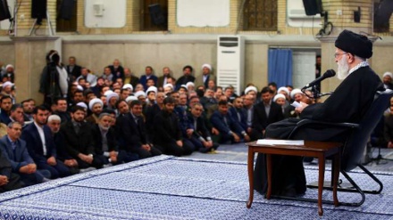 最高指導者、「アメリカの策略は武力行使の脅迫」