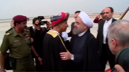 Video: Rais Rouhani alipowasili Oman Jumatano Feb 15 2017