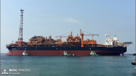 İran'ın geliştirdiği ilk yüzen petrol platformu Fars Körfezi'nde 