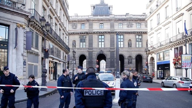 Франция полиция кучлари Париж шаҳридаги Лувр 