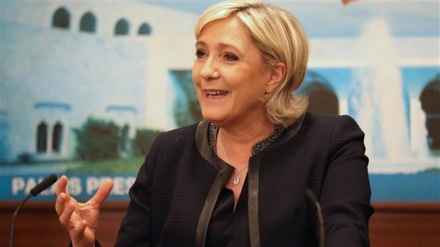 Verso revoca immunità Ue a Le Pen per foto Isis su Twitter