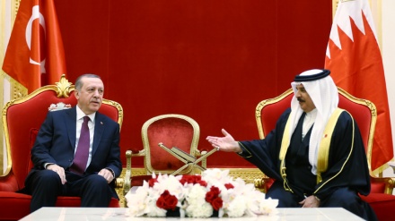 Presidenti i Turqisë viziton Bahrejnin, mbreti i Bahrejnit i jep medaljen e lartë mbretërore