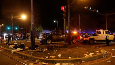 Video: Usa, New Orleans: auto su folla