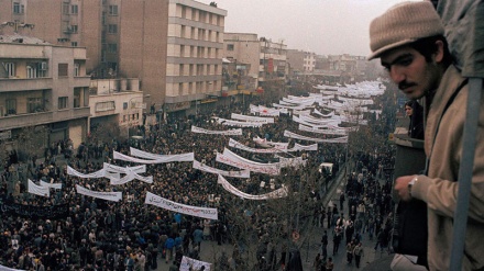 Fotografitë e Associated Press nga marshi i 22 Bahmanit në vitin 1970 në Iran.