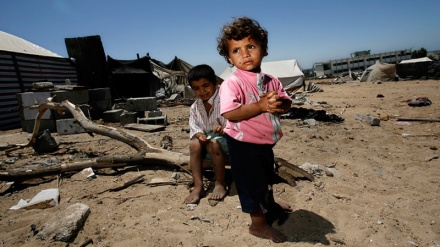 İsrailli askerlerin Filistinli çocuklarla vahşice davranışı