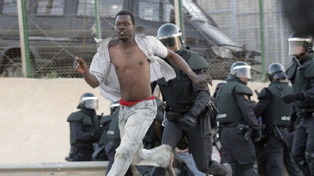 Nasilno ponašanje španjolskih policajaca nad migrantima