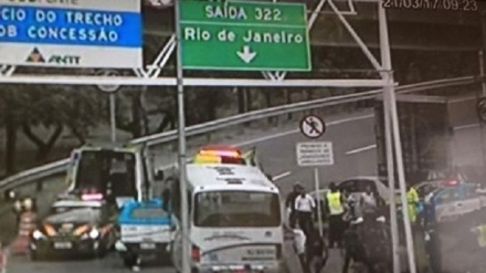 Assalto a ônibus faz reféns no acesso à ponte Rio-Niterói