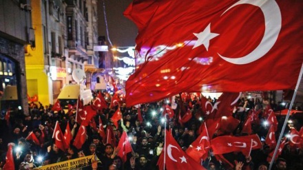 Turchia: migliaia in piazza con Erdogan