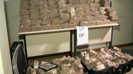 Polícia investiga descoberta de 40 milhões em bolívares venezuelanos em favela do Rio