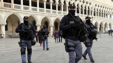 סטונדטיות אמריקניות:נאנסו על ידי שוטרים באיטליה