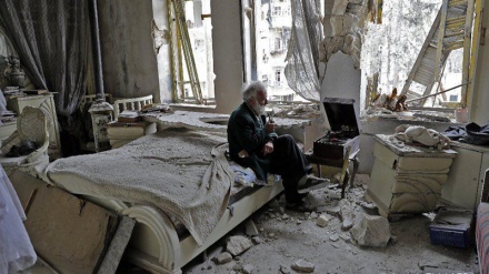 Sirijski 70-ogodišnjak sluša muziku u ruševinama Haleba