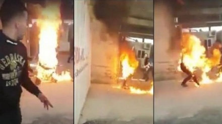 Uomo si dà fuoco in piazza a Praga