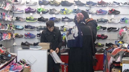  Iraníes hacen sus compras antes de la llegada de Noruz