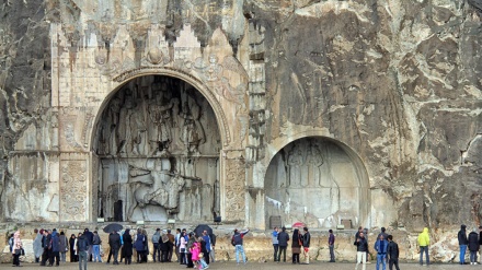  Turistas visitam Taq Bostan durante os feriados de Noruz