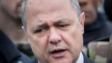 Il ministro dell'Interno francese si è dimesso dopo il caso degli incarichi alle figlie