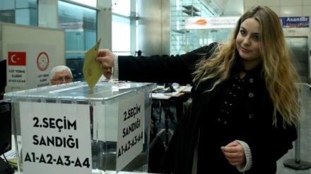 Türk seçmenler Avrupa'da referandum için sandık başına gitti