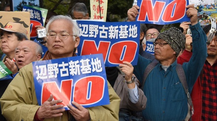 沖縄の人々がアメリカ軍の駐留に抗議