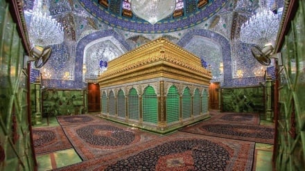 Imam Ali ibn Abi Talib (que a paz esteja com ele), o símbolo da perfeição humana  (com o motivo do seu auspicioso nascimento).